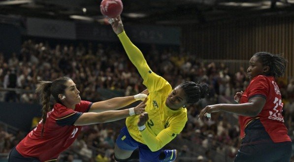 Imagem de partida de handebol do Brasil