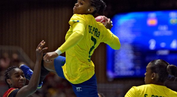 Imagem de partida de handebol do Brasil