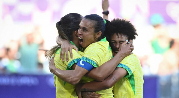 Imagem de Marta comemorando com as atletas do Brasil