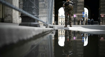Soldado francês da Operação Sentinelle monta guarda na entrada do Museu do Louvre poucas horas antes do início da cerimônia de abertura dos Jogos Olímpicos de Paris 2024, em Paris, em 26 de julho de 2024