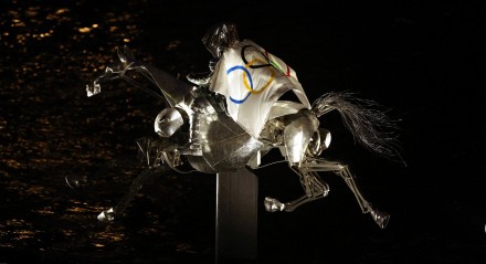 Imagem da bandeira olímpica sendo carregada