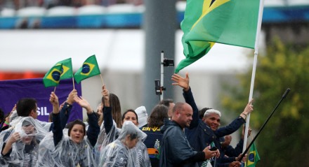 Imagem da delegação brasileira na abertura das Olimpíadas
