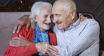 Imagem de casal de idosos se abraçando