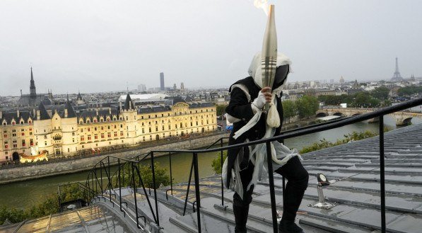 Imagem do mascarado da cerimônia de abertura das Olimpíadas