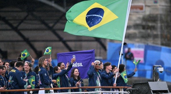 Imagem da bandeira do Brasil na cerimônia de abertura