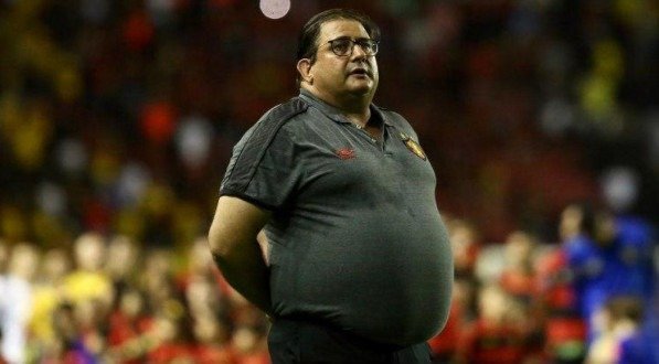 Imagem do técnico Guto Ferreira na beira do campo na primeira passagem pelo Sport