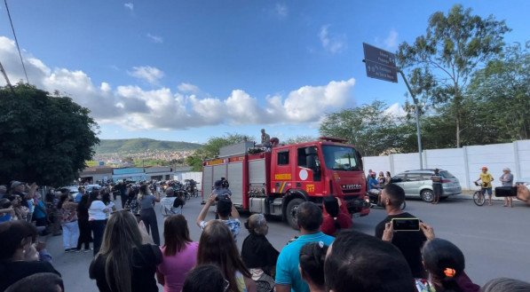J. Borges: cortejo pela cidade de Bezerros e emoção marcam o enterro do artista pernambucano