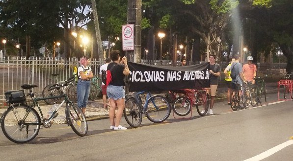 Invasão de ciclofaixas por motoqueiros e motoristas leva ciclistas a protestar por segurança no Recife
