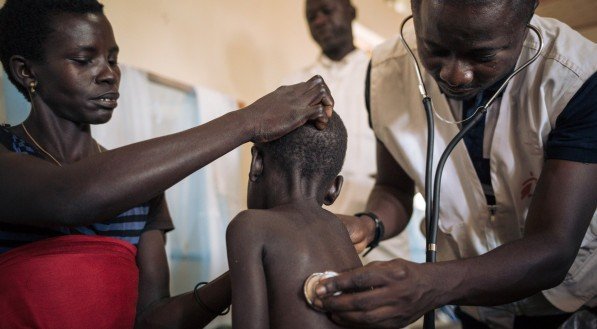 Foto da exposição 'Pergunte ao Tempo', do Médicos Sem Fronteiras: a organização atende pacientes com sarampo na República Democrática do Congo, em 2019