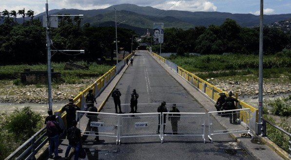 Vista aérea de membros da Guarda Nacional Venezuelana na ponte internacional Simón Bolívar após o fechamento da fronteira em Villa del Rosario, na fronteira Colômbia-Venezuela