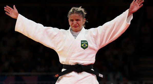 Imagem de Larissa Pimenta emocionada com a medalha de bronze em Paris 2024