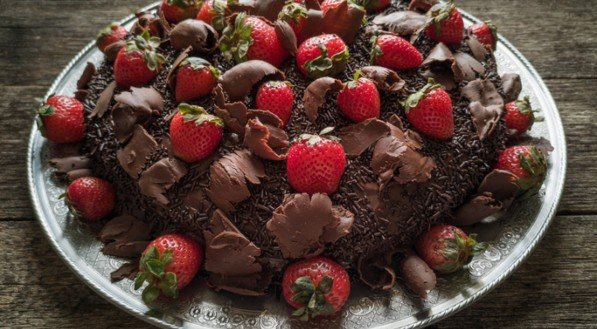 Imagem ilustrativa do bolo de chocolate com morango!