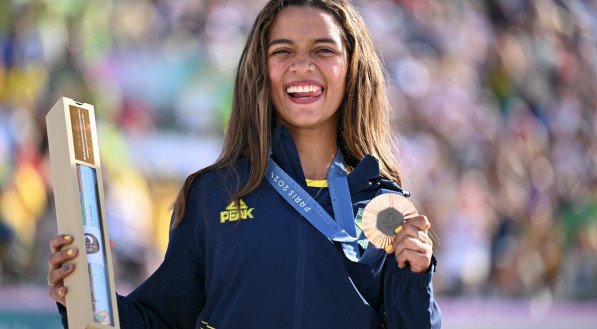 Imagem de Rayssa Leal com a medalha de bronze no skate street