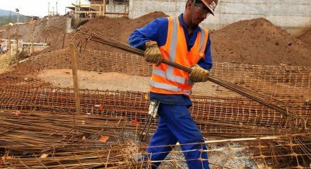 A Construção Civil sente falta de mão de obra especialmente de ajudantes de pedreiro.