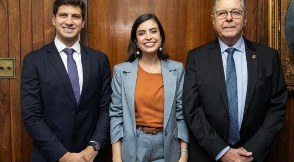 Na entrega do título "post-mortem" de Cidadão Paulistano a Eduardo Campos, João Campos, Tabata Amaral e o vereador Eliseu Gabriel, autor da proposta