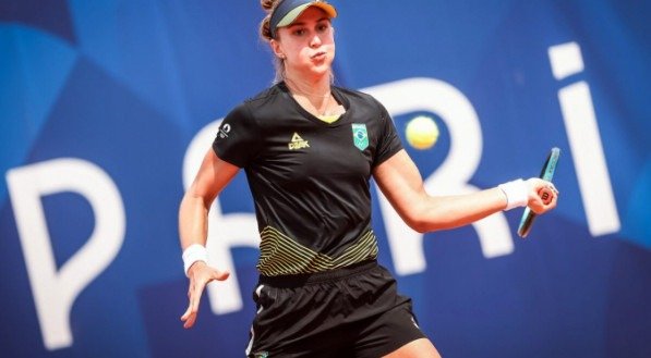 Beatriz Haddad durante treino em Paris