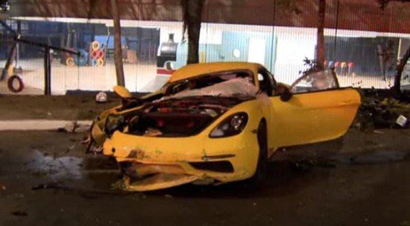 Imagem da Porsche após a colisão com a motocicleta