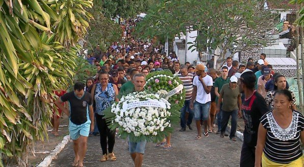 Mulher assassinada por ex-marido em boate é sepultada em Chã de Alegria sob forte comoção