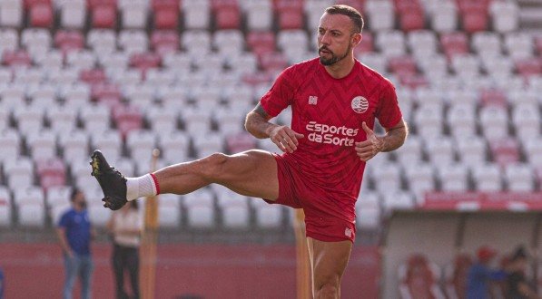 Imagem do atacante Paulo Sérgio no treino desta segunda no Náutico