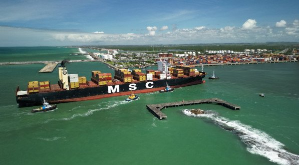 Suape recebe maior navio da sua história, em viagem inaugural de uma linha direta ligando o Nordeste à Ásia