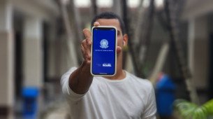  Os v&iacute;nculos com carteira assinada cresceram 2,0% no trimestre e 6,2% no ano