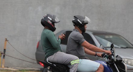 Desafios do Recife - Moto - Moto Uber - 99 Moto - Flagrantes - Motocicleta - Mobilidade - Celular na mão 