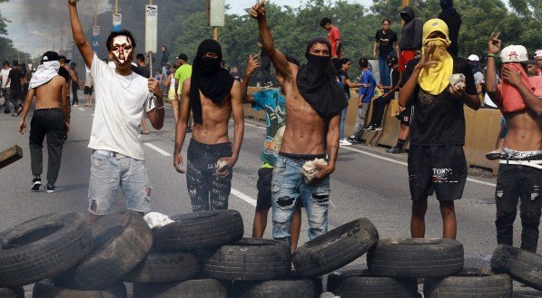 Grupo de venezuelanos realiza protesto nas ruas de Caracas contra elei&ccedil;&otilde;es na Venezuela e an&uacute;ncio de vit&oacute;ria de Maduro