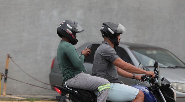 Passageiro e piloto de aplicativos de transporte com motos, como Uber e 99 Moto