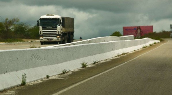 O cenário é ainda pior nas estradas sob gestão pública. Apenas 6,4% das rodovias públicas foram conceituadas com alto perdão (ou seja, têm dispositivos de segurança no conceito Rodovias que Perdoam), enquanto a performance de 43,5% foi considerada como baixo perdão (não têm os dispositivos)