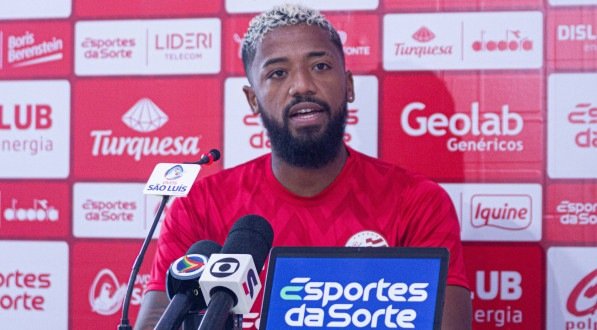 Imagem do lateral-esquerdo Luiz Paulo em entrevista coletiva pelo Náutico