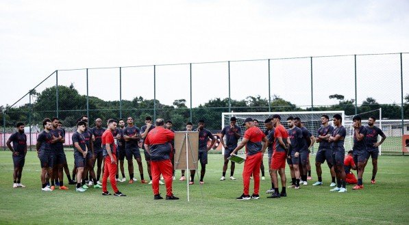 Imagem do técnico Guto Ferreira orientando jogadores em treino do Sport