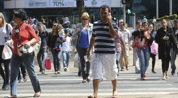 Desemprego cai para 6,9%, menor índice do trimestre desde 2014