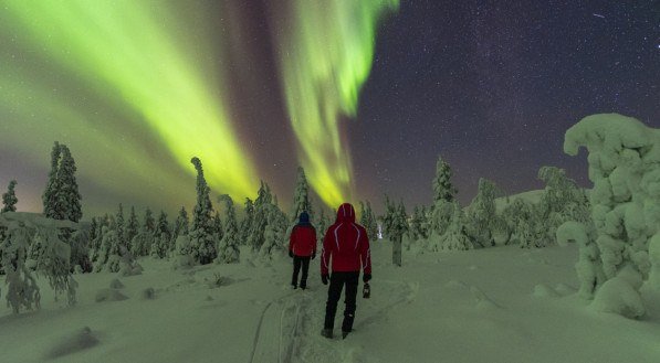 Caminhantes sob as luzes do norte aurora boreal