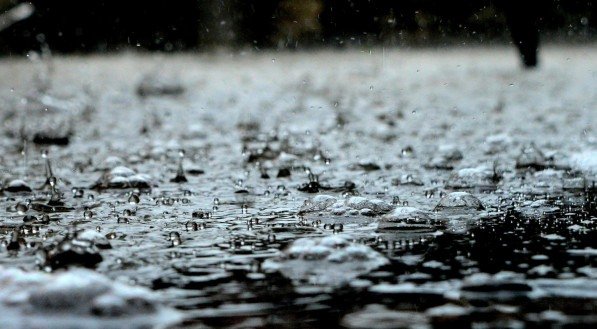 Imagem de gotas de chuva caindo no chão