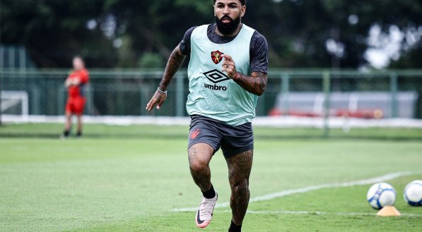 Imagem do atacante Romarinho em treino do Sport antes de se machucar de novo