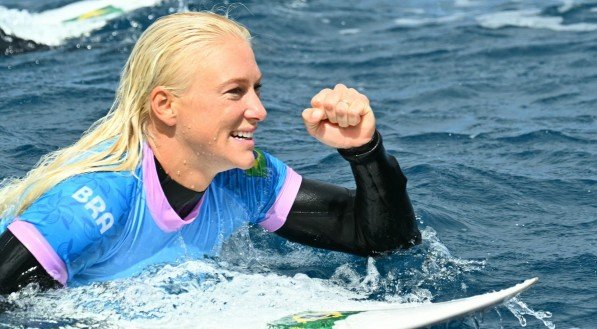 Imagem da surfista brasileira Tatiana Weston-Webb em ação no mar do Taiti