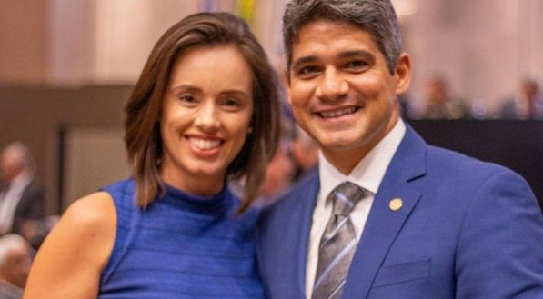 O deputado estadual Renato Antunes com sua esposa, a jornalista Túlia Guimarães, em evento na Alepe