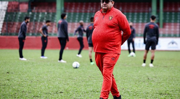 Imagem do técnico Guto Ferreira no último treino do Sport antes de enfrentar o Santos pela Série B