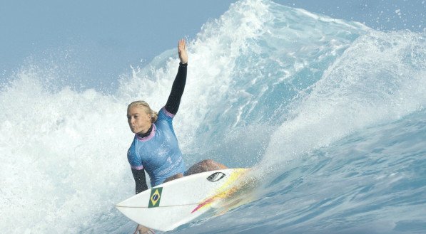 Imagem da surfista brasileira Tatiana Weston-Webb em ação nos Jogos Olímpicos 2024