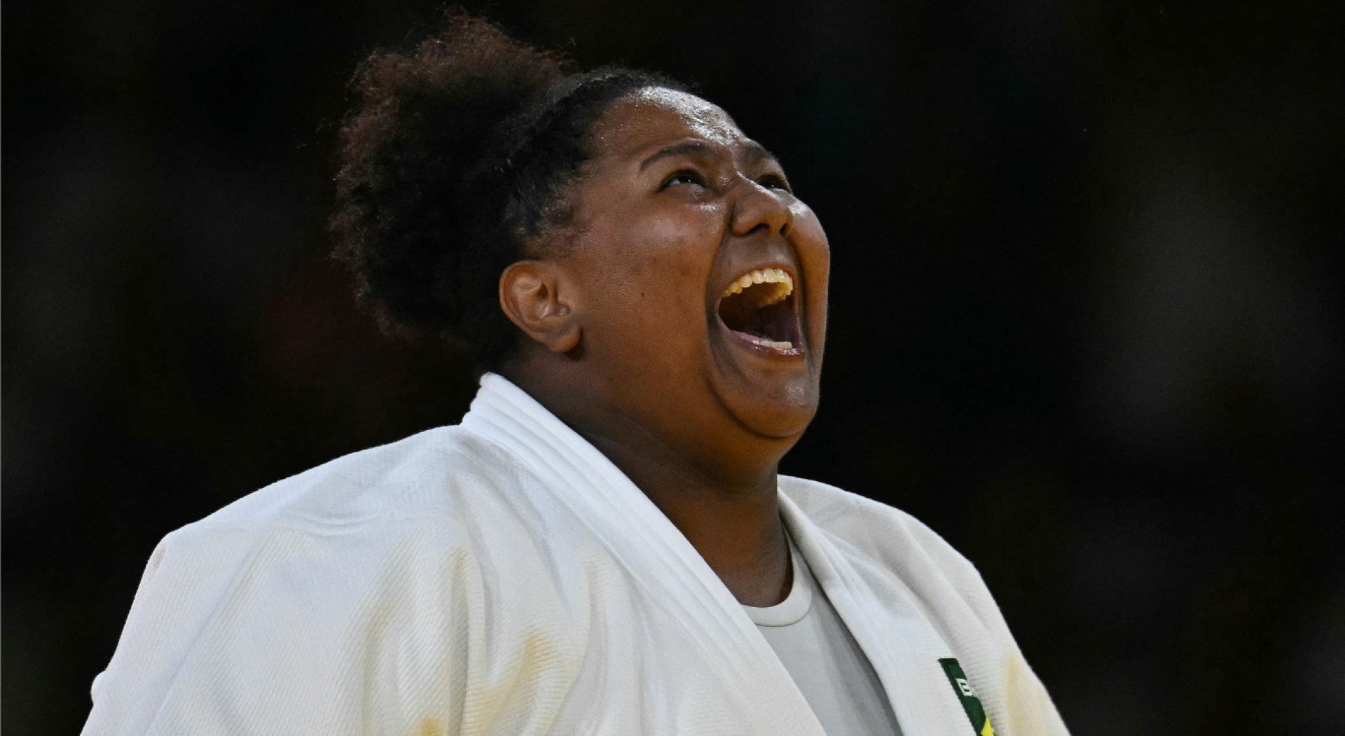 Beatriz Souza grita para comemorar após ganhar a medalha de ouro