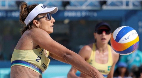 Bárbara e Carol durante jogo nas Olimpíadas de Paris