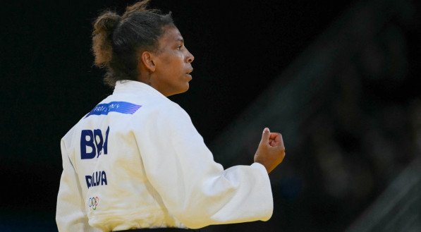 Rafaela Silva celebra vitória contra Veronica Toniolo