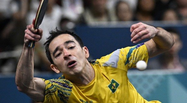 Imagem do mesa-tenista Hugo Calderano em ação nos Jogos de Paris 2024