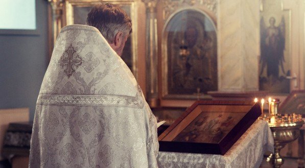 Foto ilustrativa do padre na igreja