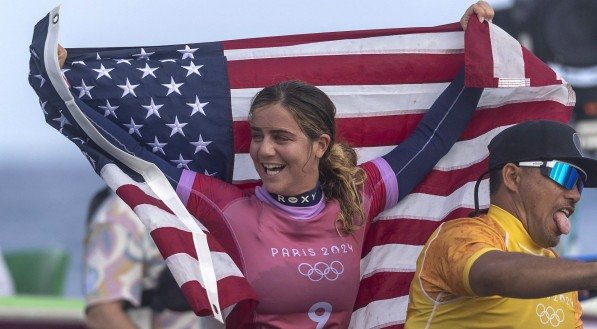 Imagem da surfista Caroline Marks, medalha de ouro para os Estados Unidos nos Jogos de Paris 2024