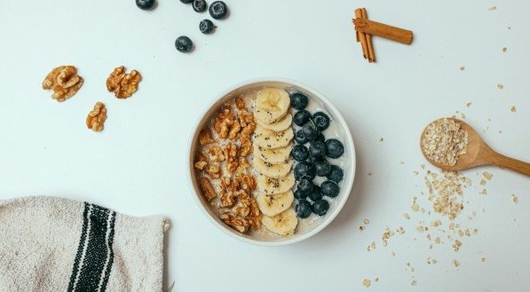 Imagem de tigela de mingau de aveia decorado com frutas e cereais