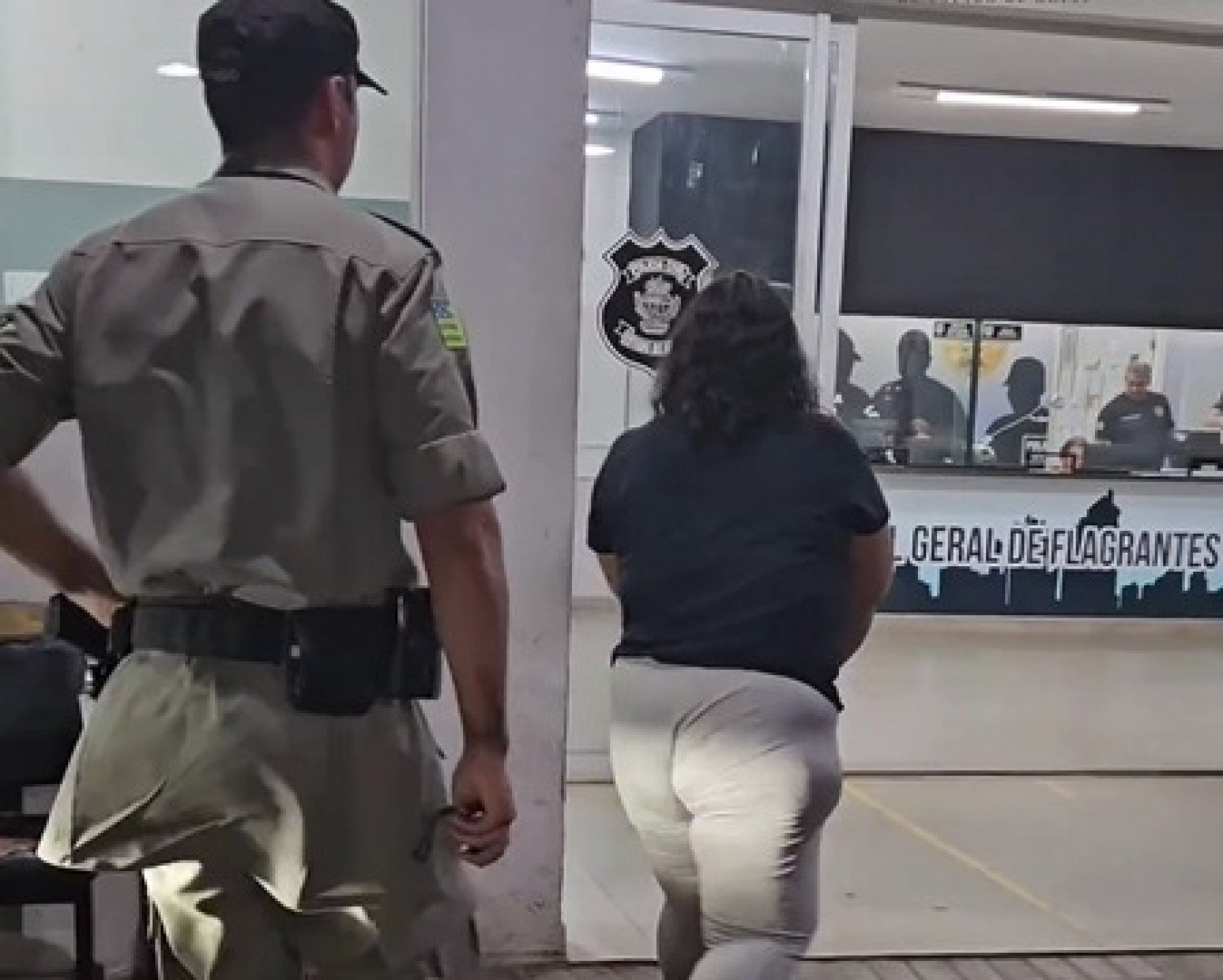 Mulher de 42 anos é presa por fingir ser criança para receber doações
