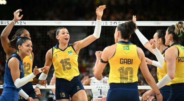 Seleção feminina de vôlei celebra durante partida contra República Dominicana