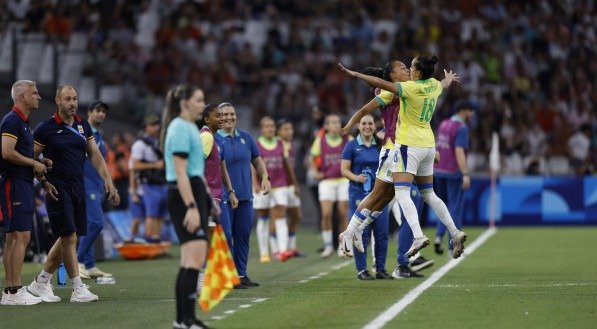 Imagem da partida Brasil x Espanha no futebol feminino