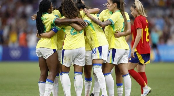 Imagem das jogadores do Brasil comemorando classifica&ccedil;&atilde;o para final do futebol feminino nos Jogos de Paris 2024